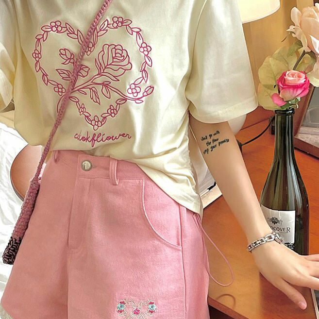 Chic La Vie en Rose T-Shirt: Perfect for Casual Outfits & Concerts