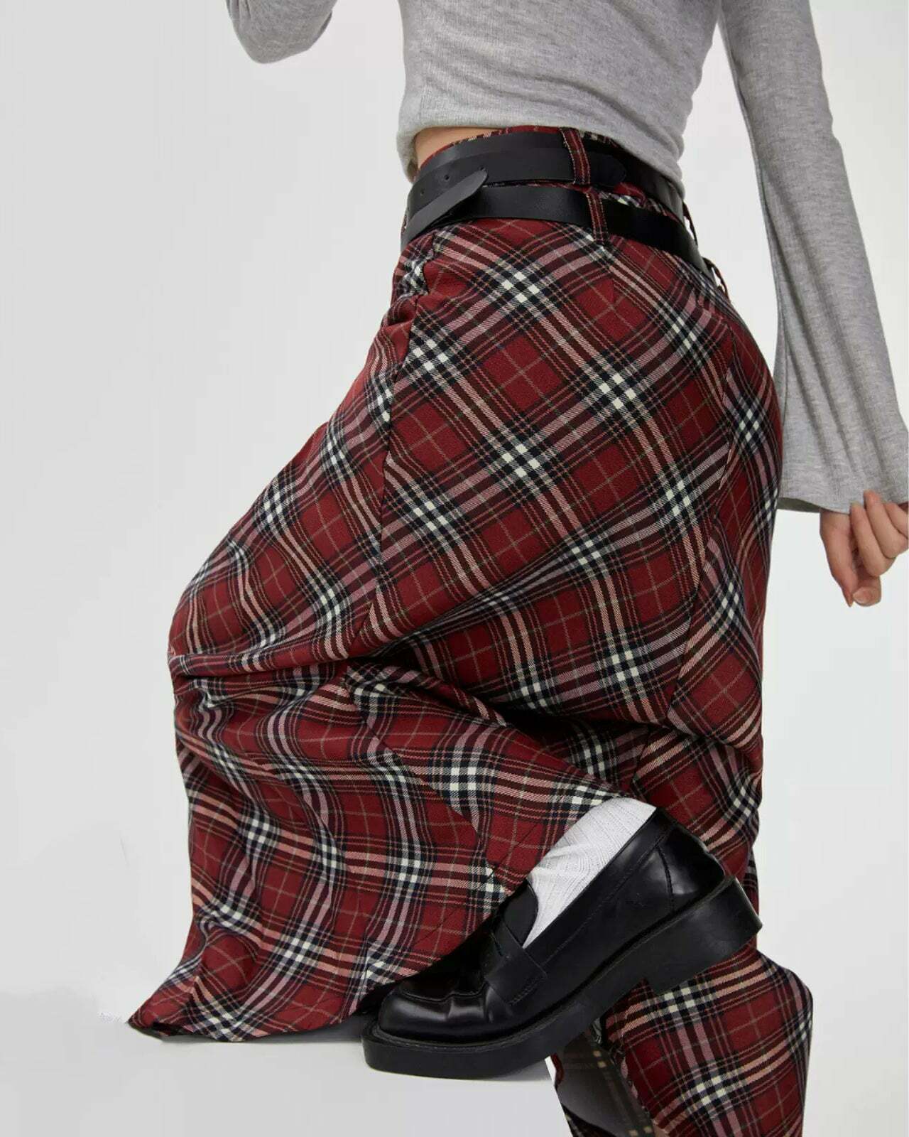 Chic London Bridge Plaid Maxi Skirt: Perfect for Spring Outfits