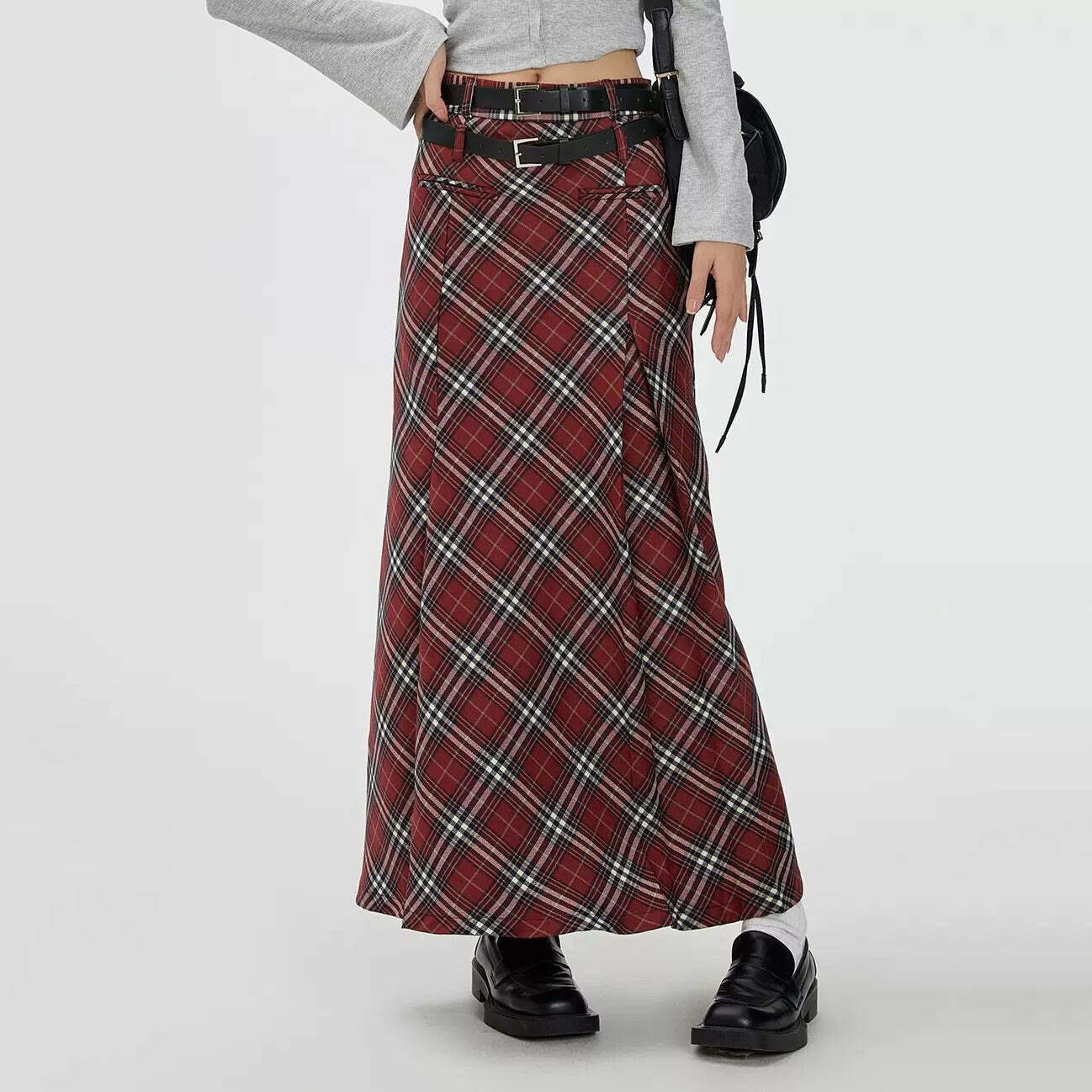 Chic London Bridge Plaid Maxi Skirt: Perfect for Spring Outfits