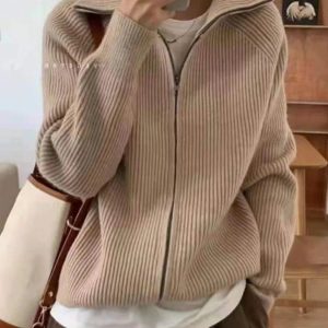 Chic Minimalist Ribbed Zip-Up Sweater: Perfect for Spring Outfits