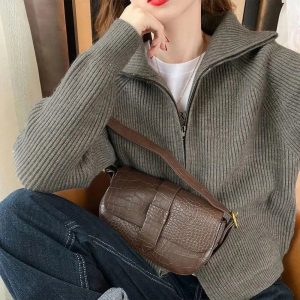 Chic Minimalist Ribbed Zip-Up Sweater: Perfect for Spring Outfits