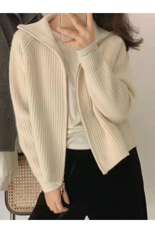 Chic Minimalist Ribbed Zip-Up Sweater: Perfect for Spring Outfits