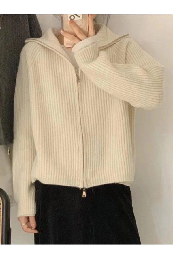 Chic Minimalist Ribbed Zip-Up Sweater: Perfect for Spring Outfits