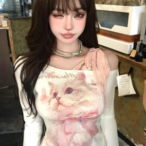 Dreamy Feline Graphic Top: Perfect for Casual Outfits & Concert Looks