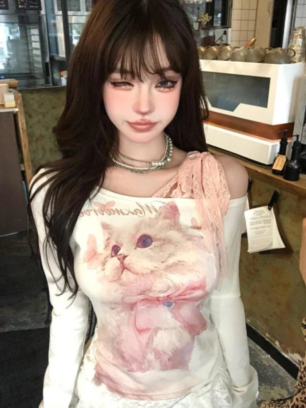 Dreamy Feline Graphic Top: Perfect for Casual Outfits & Concert Looks