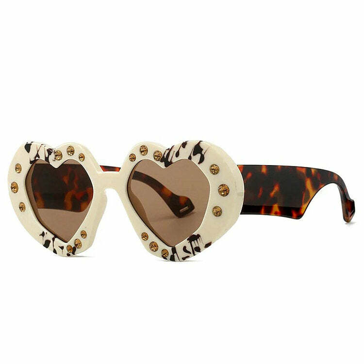 Grunge Style Heart-Shaped Sunglasses for Trendy Outfit Ideas