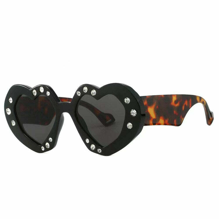 Grunge Style Heart-Shaped Sunglasses for Trendy Outfit Ideas