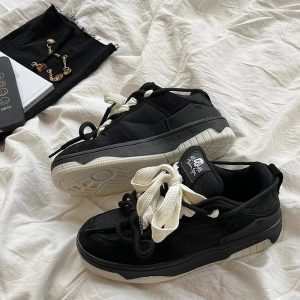 Monochrome Edge Low-Top Sneakers: Perfect for Casual Outfits & Concerts