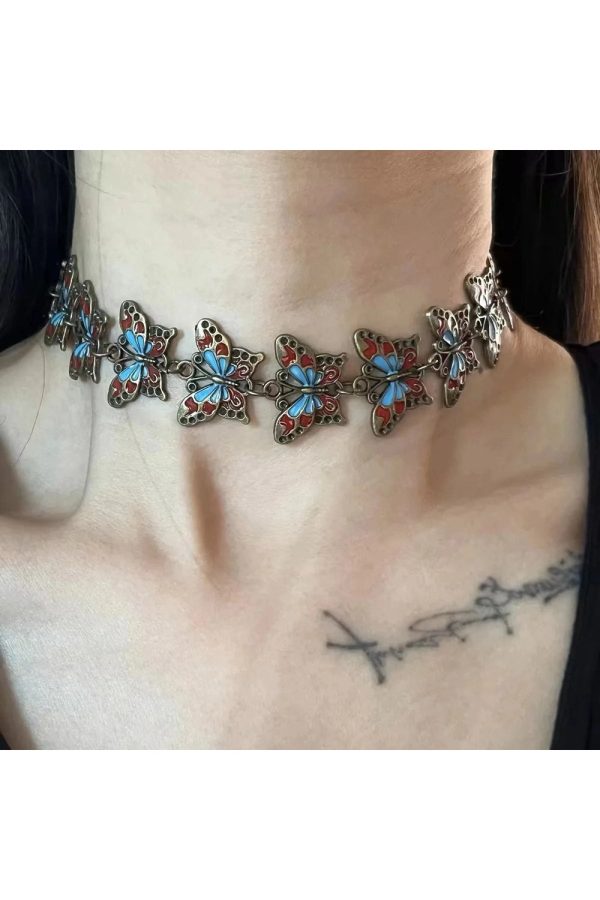 Spiked Heart Chain Choker: Perfect Accessory for Concert & Date Night Outfits