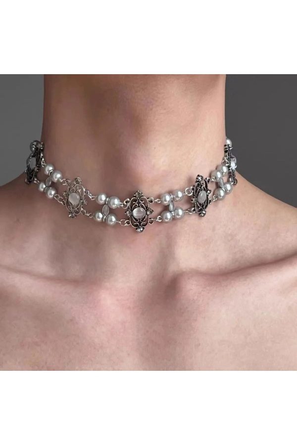 Spiked Heart Chain Choker: Perfect Accessory for Concert & Date Night Outfits