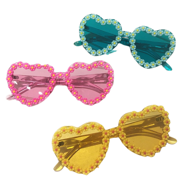 Trendy Daisy Heart Sunglasses for Stylish Spring Outfits & Concert Looks