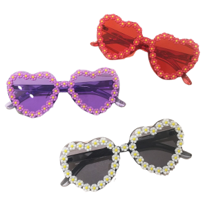 Trendy Daisy Heart Sunglasses for Stylish Spring Outfits & Concert Looks