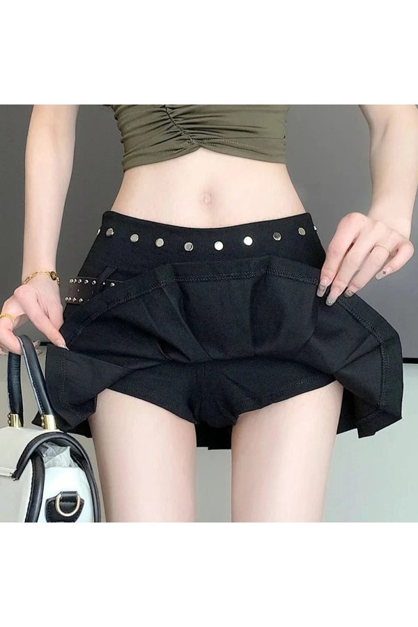 Trendy Western Buckle Pleated Mini Skirt: Perfect for Spring Outfits